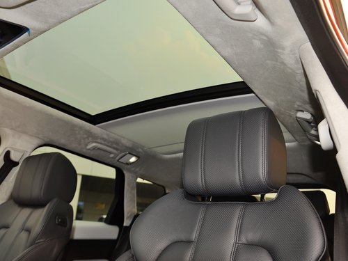 路虎  3.0T 自动 驾驶席座椅头枕特写