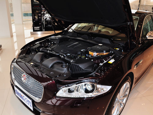 捷豹 XJL 3.0 SC 发动机主体特写