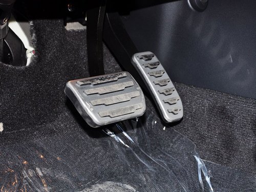 路虎  2.0T 油门脚踏板特写