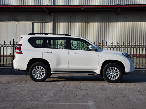 一汽丰田  4.0L 车辆正右侧