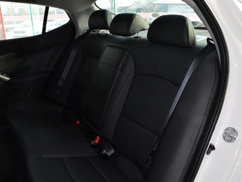 东风悦达起亚  2.0L AT 第二排座椅45度视角