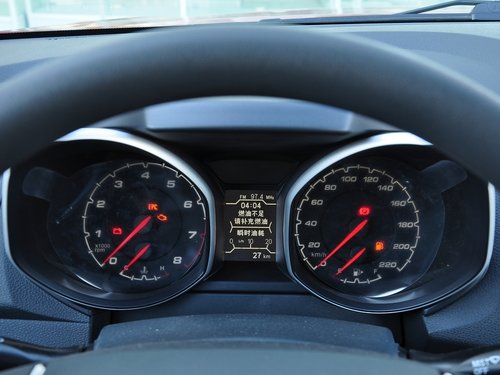 奇瑞汽车  2.0L 手动 方向盘后方仪表盘