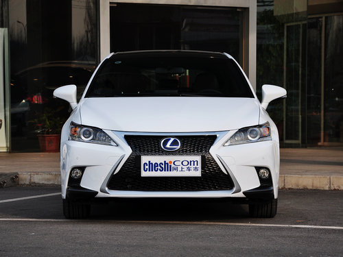 雷克萨斯 200h 1.8L CVT 车头正面视角