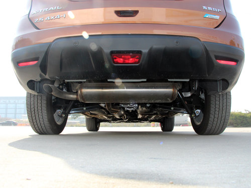 东风日产  基本型 后底部特写