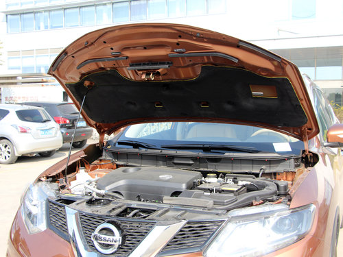 东风日产 2.0L XE 手动 发动机罩特写