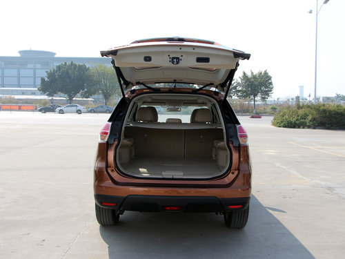 东风日产  基本型 后备箱整体特写