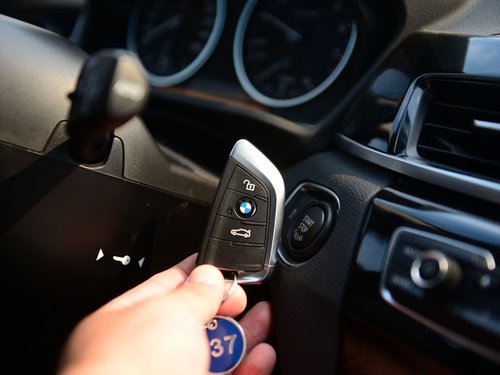 【华晨宝马X1 拿着钥匙出门都有面_北京奥众