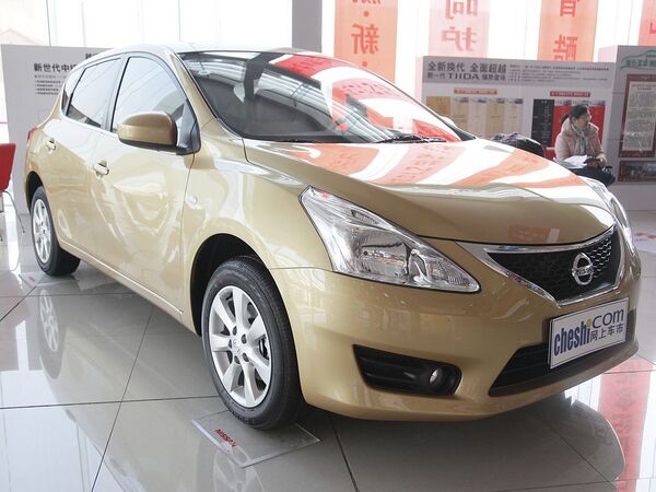 东风日产  1.6L CVT 车辆右侧45度角