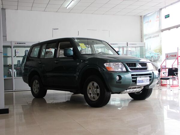 广汽三菱 3.0 手动 车辆右侧45度角