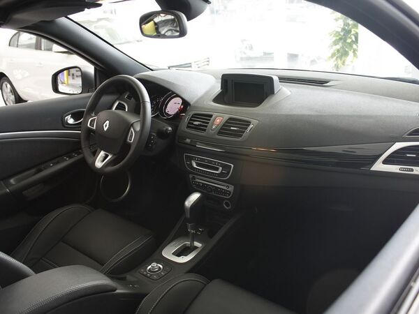 雷诺  2.0 CVT 中控台右侧