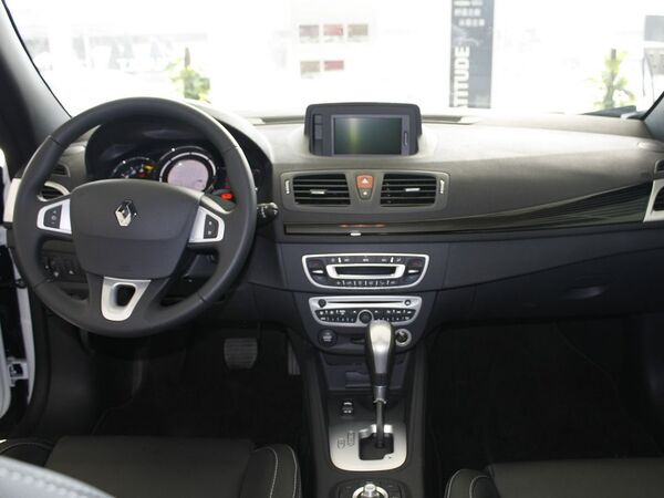 雷诺  2.0 CVT 中控台整体