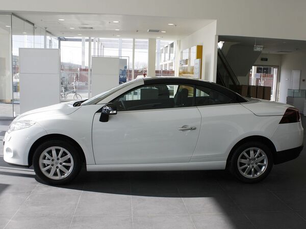 雷诺  2.0 CVT 车辆左正侧视角