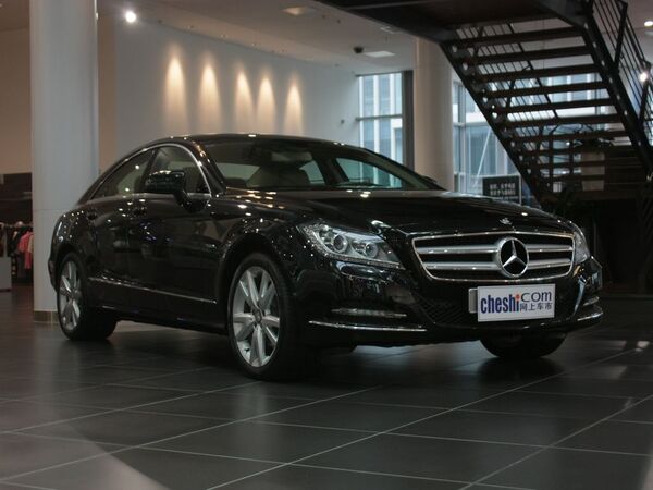 奔驰(进口)  CLS300 3.0L 车辆右侧45度角