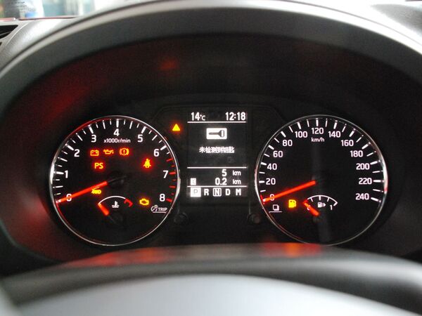 东风日产 2.5L CVT 方向盘后方仪表盘
