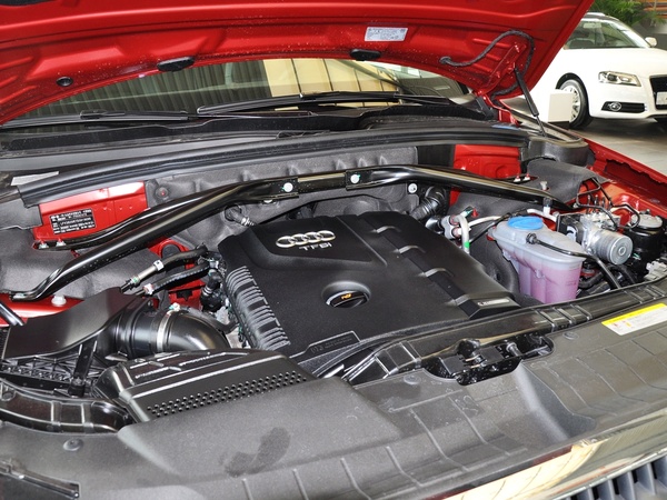 一汽奥迪  2.0TSI 发动机主体特写