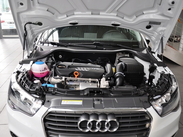 奥迪(进口) 30TFSI 1.4T 发动机局部特写