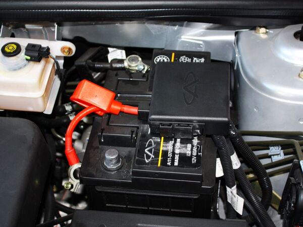 奇瑞汽车  三厢 1.6L CVT 蓄电池特写