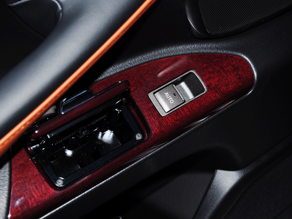 雷克萨斯  570 左后车门控制区特写