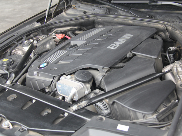 华晨宝马  530Li 3.0L 发动机主体特写