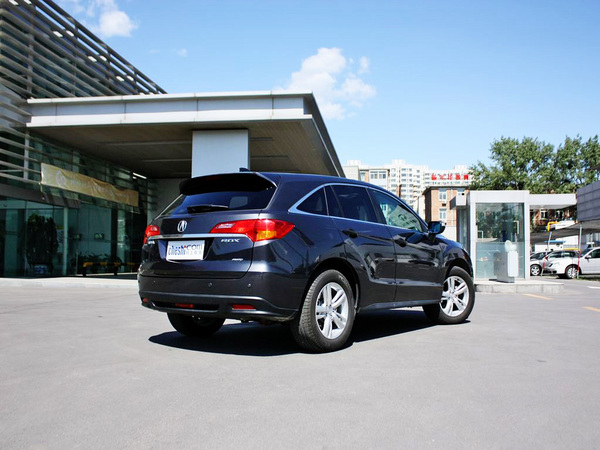 讴歌  3.5L 自动 车辆右侧尾部视角