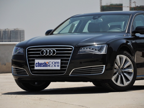 奥迪(进口)  2.0T 车辆车头部分特写