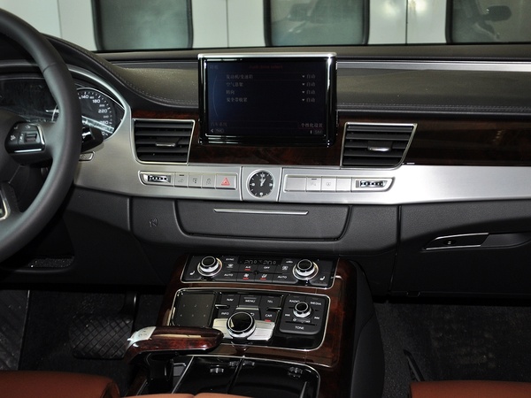 奥迪(进口)  2.0T 中控仪表台总特写