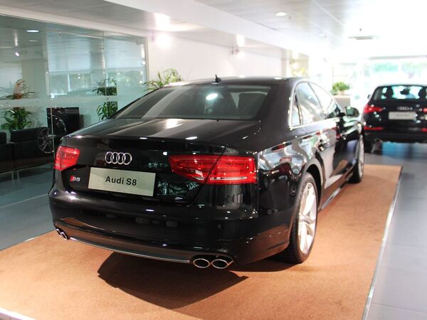 奥迪(进口)  4.0TFSI 车辆右侧尾部视角