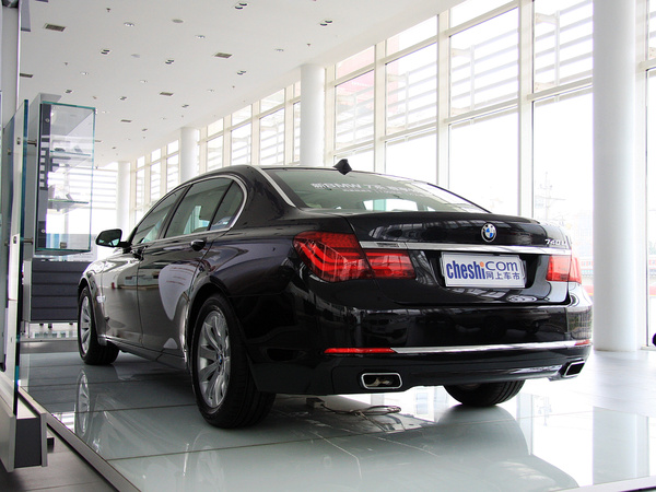 寶馬(進(jìn)口)  740Li 3.0T 車輛左后45度視角