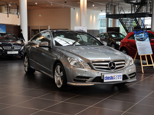 奔驰(进口)  E200 1.8T 车辆右侧45度角