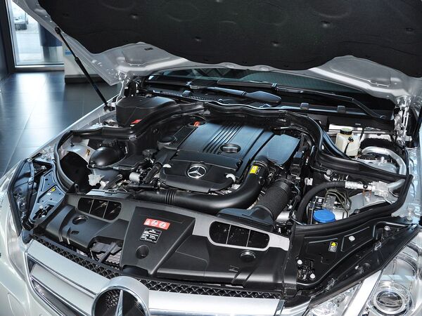 奔驰(进口) E260 1.8T 发动机主体特写