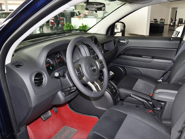 Jeep 2.0L CVT 中控台左侧