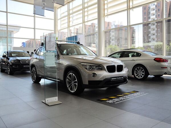 华晨宝马  sDrive18i 2.0L 车辆右侧45度角