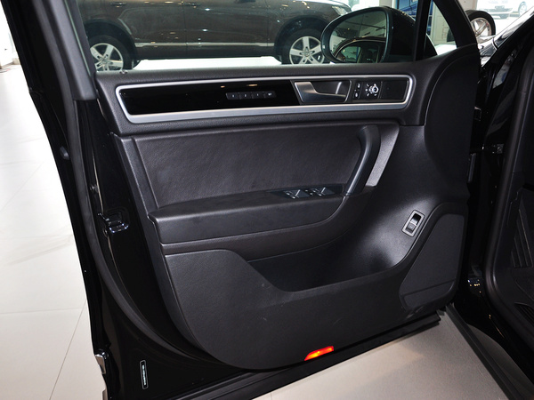 大眾(進(jìn)口)  V6 3.0TSI 自動(dòng) 左前車(chē)門(mén)控制區(qū)特寫(xiě)