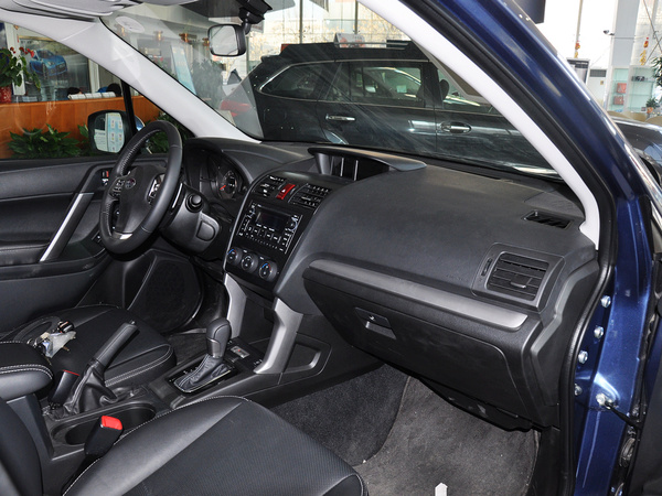 斯巴鲁  2.5L CVT 中控台右侧