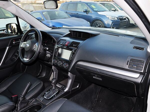 斯巴鲁  2.0T CVT 中控台右侧