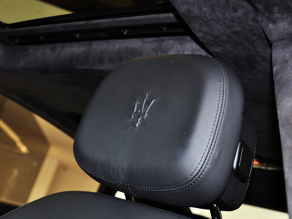 玛莎拉蒂  3.8T 驾驶席座椅头枕特写