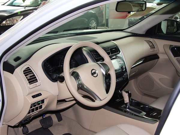 东风日产  2.0L 中控台左侧