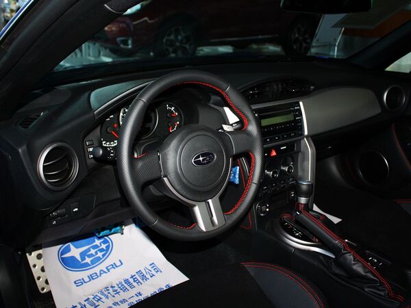 斯巴鲁  2.0L 自动 中控台左侧