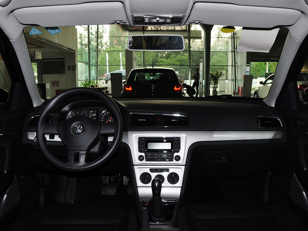 上海大众  改款 1.6L 自动 中控台整体