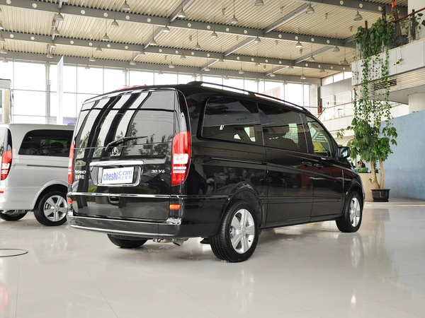 福建奔馳  3.0L 自動(dòng) 車輛右側(cè)尾部視角