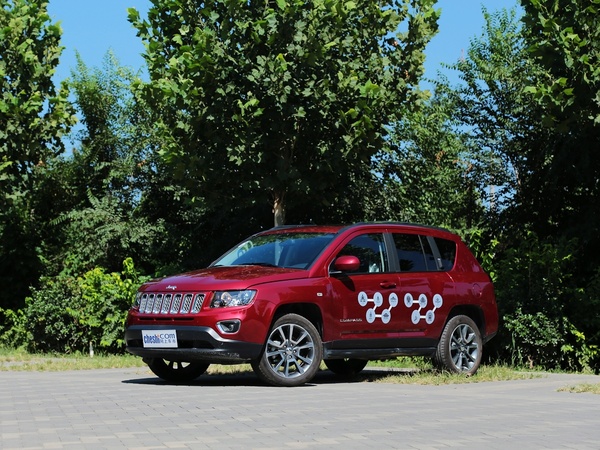 Jeep  2.4L 自动 车辆左前45度视角