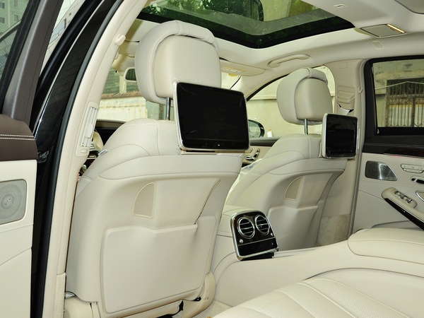 奔驰(进口)  S500L 4.7T 自动 第一排座椅靠背后方