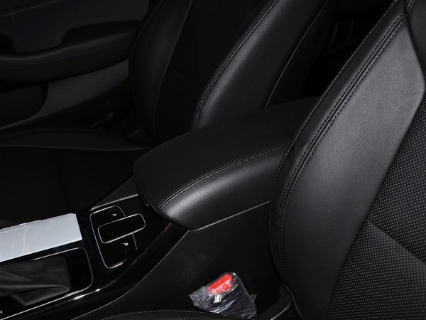 起亚(进口)  2.4L自动 前排座椅中央中间