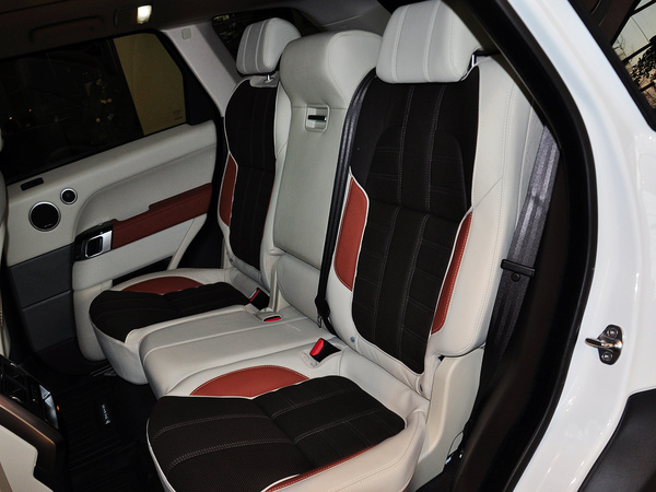 路虎 3.0T 自动 第二排座椅45度视角