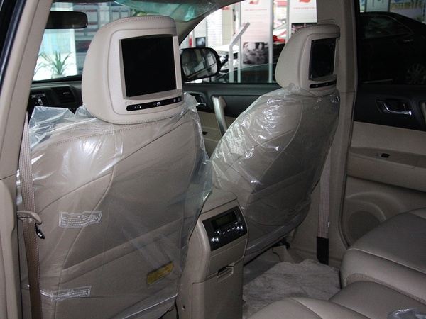 广汽丰田  2.7L 自动 第一排座椅靠背后方