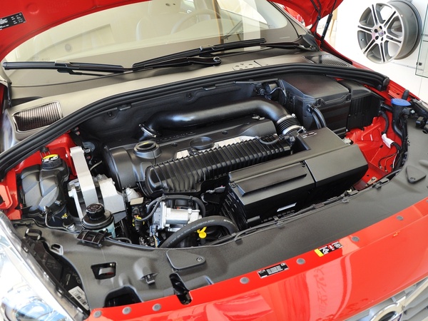 沃尔沃(进口)  T5 2.0T 自动 发动机主体特写