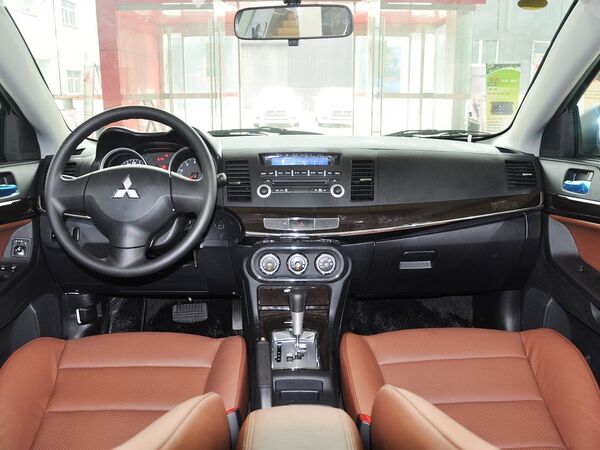 东南三菱  1.8L CVT 中控台整体