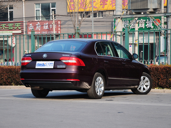 斯柯达  1.4T DSG 车辆右侧尾部视角