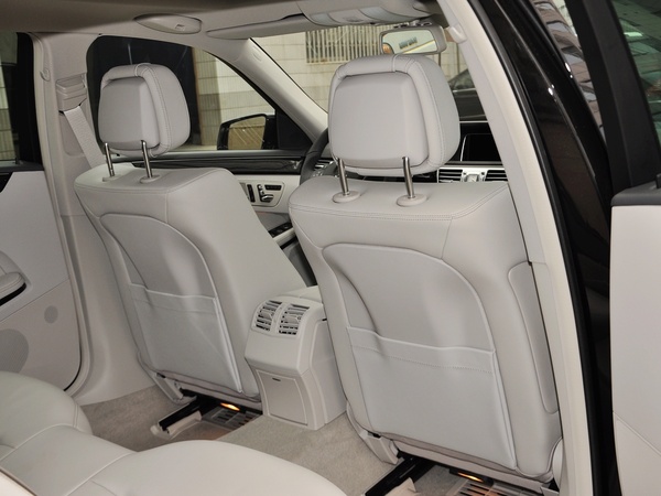 北京奔驰  E260L 1.8T 自动 第一排座椅靠背后方