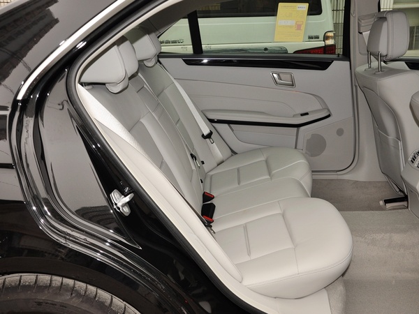 北京奔驰  E260L 1.8T 自动 第二排座椅正视图